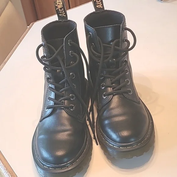 Dr. Martens Luana Black Leather Boots-Size 7 -EUC - Picture 1 of 8